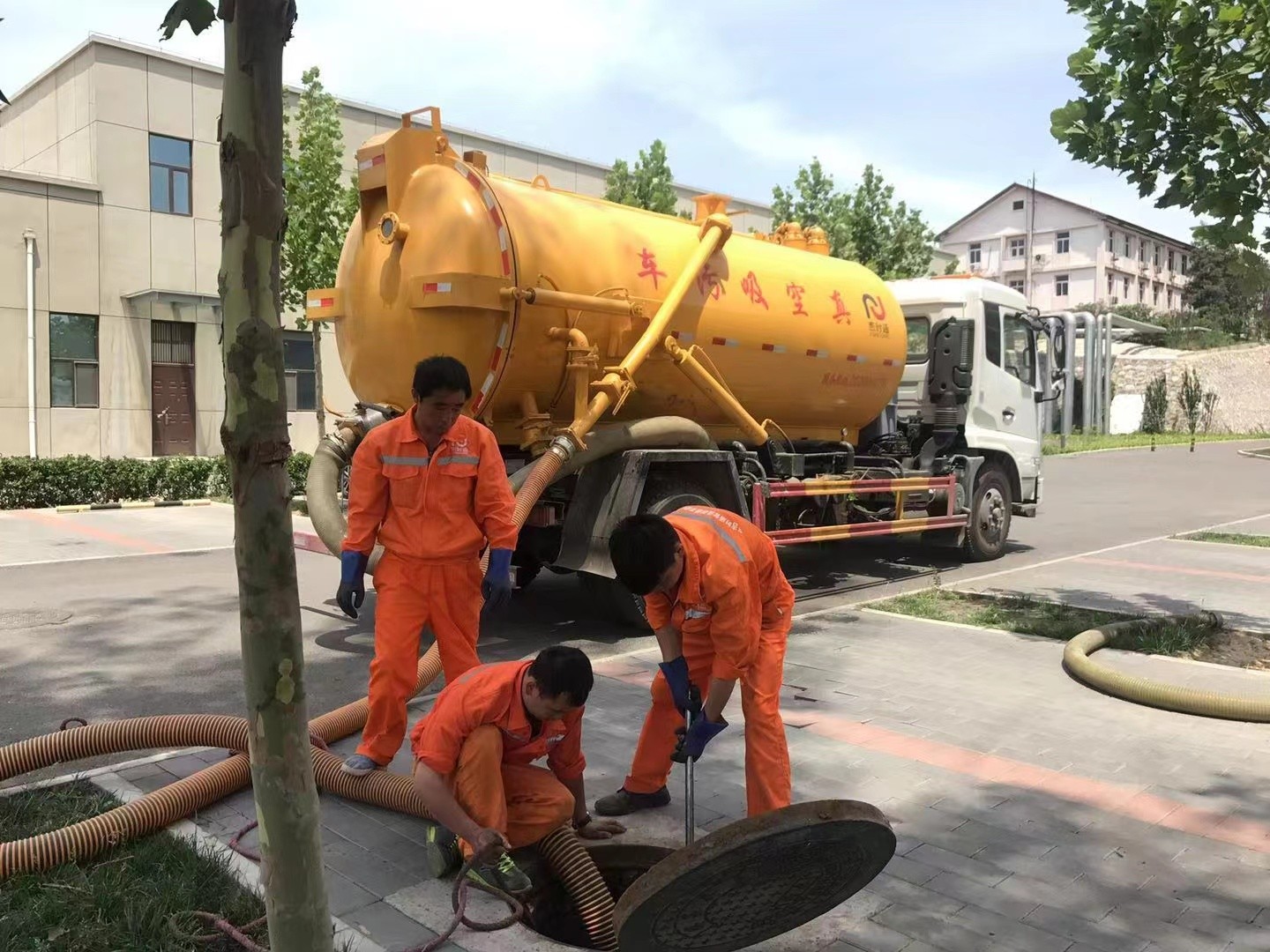 毛道乡管道疏通车停在窨井附近