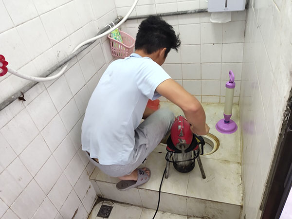 毛道乡管道堵塞冒臭气 专业师傅现场解决问题