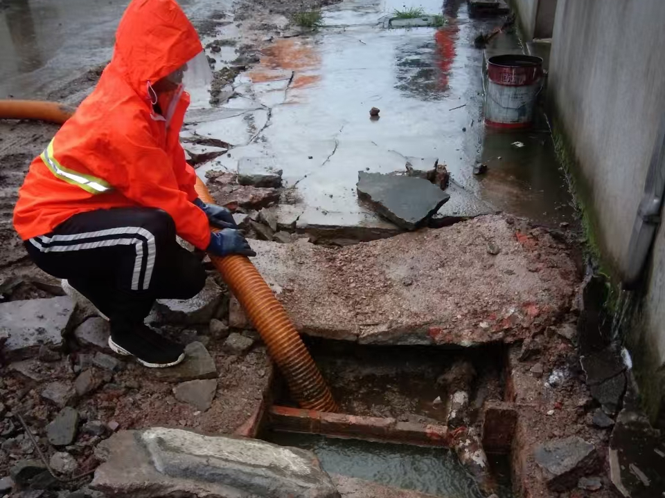 毛道乡专业清理污水池 炜誉市政以规范流程守护城市 “肠道”